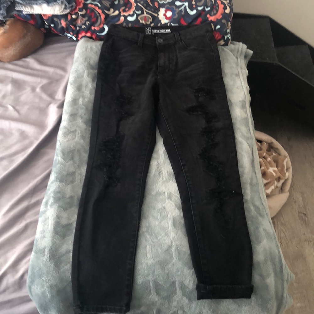 black distressed skinny jeans